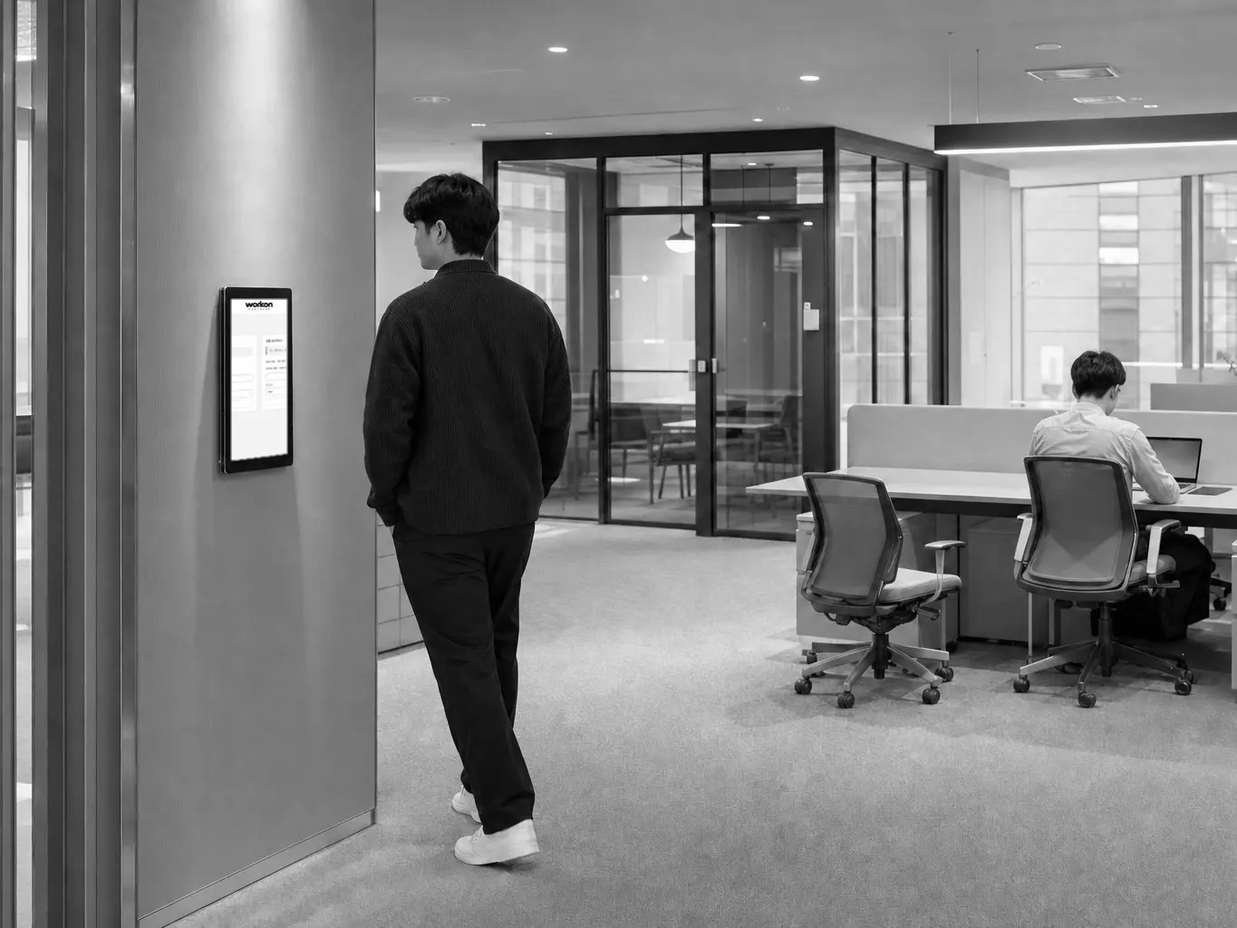 공유오피스 입구 벽에 설치된 워크온파트너스 출입 화면
